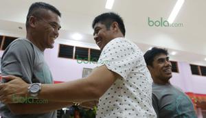 Pelatih Semen Padang, Nilmaizar (tengah)  bersalaman dengan Elly Idris (kanan) dan legenda sepak bola  lainya pada ajang  Irman Gusman Cup di Padang, Sabtu (12/3/2016). (Bola.com/Nicklas Hanoatubun)