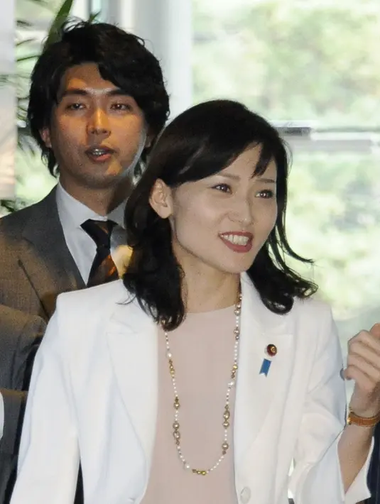 Kensuke Miyazaki yang merupakan anggota parlemen dari Partai Demokrat Liberal Jepang saat bersama istrinya di di Tokyo, Jepang, (24/3/2015). Perselingkuhan ini telah dilakukan Miyazaki sebelum istrinya hamil anak pertama. (AFP / Jiji Press)
