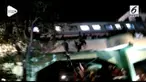 Sejumlah penonton yang duduk di jembatan kereta api jatuh saat menonton drama kolosal Surabaya Membara. 3 warga tewas, puluhan lainnya mengalami luka-luka.