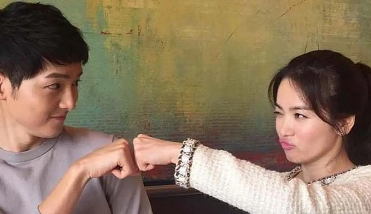 Berada di pesawat yang sama, tentunya sudah bisa dipastikan pasangan ini akan menuju destinasi yang sama juga. Kabarnya, mereka kala itu mereka menyambangi Los Angeles, Amerika Serikat. (Instagram/allkdrama)