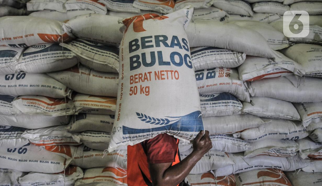 Aktivitas bongkar muat karung berisi beras di Gudang Bulog Divisi Regional DKI Jakarta, Kelapa Gading, Rabu (29/12/2021). Dirut Perum Bulog Budi Waseso mengungkapkan hingga dengan penghujung 2021 Bulog berhasil melakukan penyerapan beras petani mencapai 1,2 juta ton. (merdeka.com/Iqbal S Nugroho)
