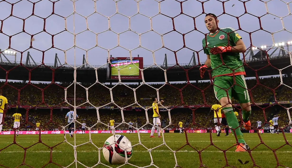 Kiper Kolombia David Ospina memungut bola dari gawangnya pada laga kualifikasi Piala Dunia Russia 2018 zona CONMEBOL di  Stadion Metropolitano Roberto Melendez, Barranquilla, Rabu (18/11/2015) dini hari WIB. (AFP Photo/Luis Acosta)
