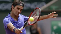 Petenis Swiss, Roger Federer, mengembalikan bola ke Damir Dzumhur dalam pertandingan di putaran ketiga turnamen tenis Prancis Terbuka di Stadion Roland Garros, Jumat 29 Mei, 2015,Paris. (AP Photo / Thibault Camus)