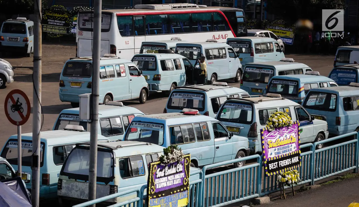 Puluhan angkutan umum (angkot) menunggu penumpang di Terminal Kampung Melayu Jakarta, Jumat (26/5). Setelah sempat berhenti beroperasi pasca-bom Rabu (24/5) lalu, Terminal Kampung Melayu kembali dibuka dan dioperasikan. (Liputan6.com/Faizal Fanani)