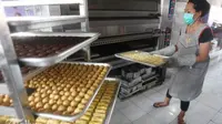 Laris Manis Kue Kering Jelang Lebaran
