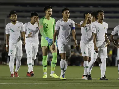 Para pemain Timnas Indonesia U-22 tampak kecewa usai dikalahkan Vietnam U-22 pada laga SEA Games 2019 di Stadion Rizal Memorial, Manila, Minggu (1/12). Indonesia kalah 1-2 dari Vietnam. (Bola.com/M Iqbal Ichsan)