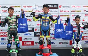 Syafiq Riza Al Gazaly mencuri perhatian dengan berhasil menjadi juara kelas beginner di Yamaha Cup Racing (YCR) 2026. (Bola.com/Abdul Aziz)