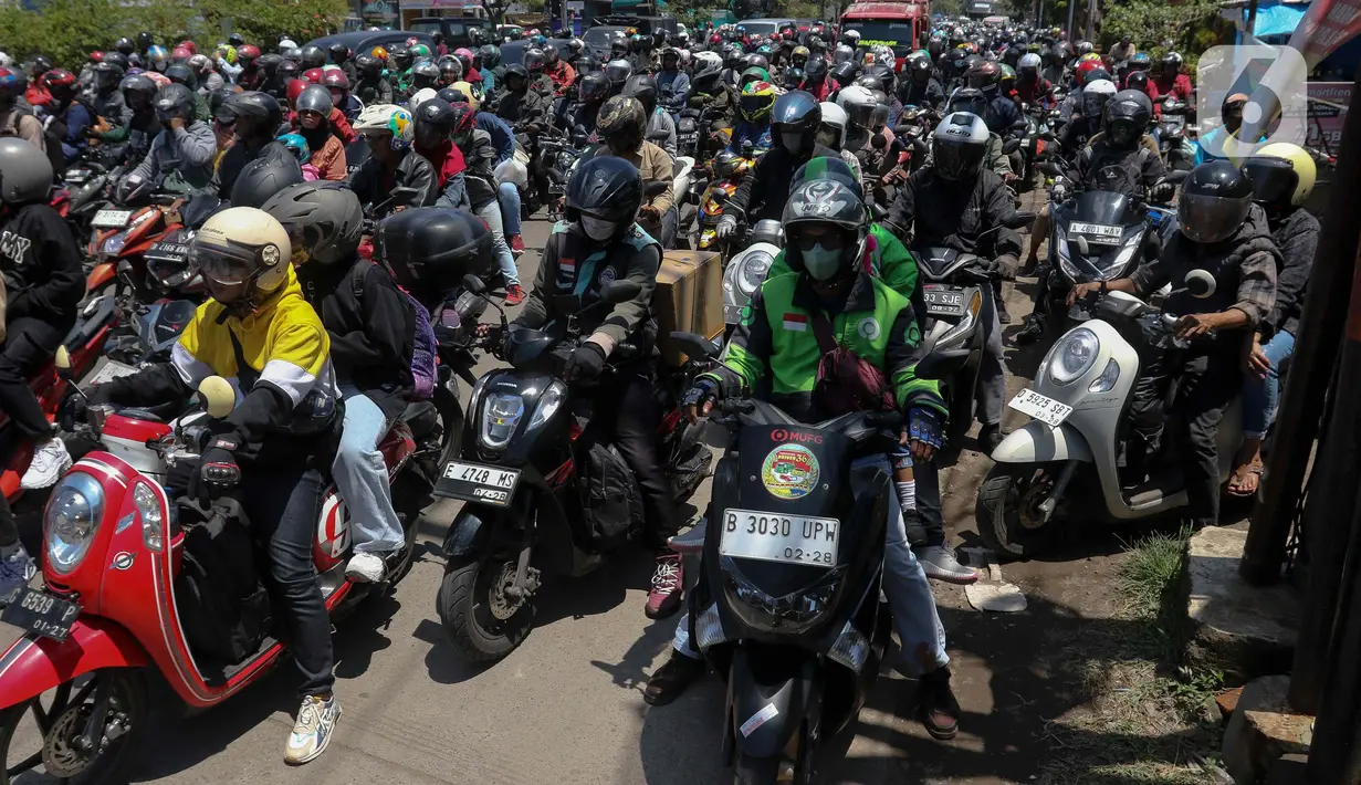 Pada H-3 Lebaran 2024, arus lalu lintas di jalur Pantura masih terpantau ramai lancar. (Liputan6.com/Herman Zakharia)