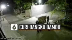 Walaupun bangku bambu itu berukuran besar dua pencuri itu tetap bekerja sama mengangkut dan membawanya dengan motor.