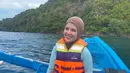 Bahkan di keseharian Aldila terlihat sangat sederhana. Tak hanya itu, Aldila Jelita juga tampak menawan tanpa makeup ketika berlibur duduk di atas sebuah perahu. Senyumnya yang khas membuat pesona cantiknya kian terpancar. (Liputan6.com/IG/@dhila_bekti)