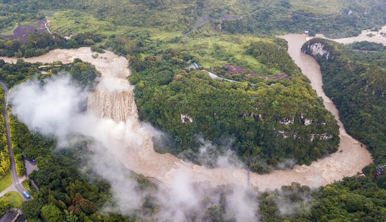 Foto dari udara yang diabadikan pada 6 September 2020 ini menunjukkan pemandangan Air Terjun Huangguoshu di Kota Anshun, Provinsi Guizhou, China barat daya. (Xinhua/Chen Xi)