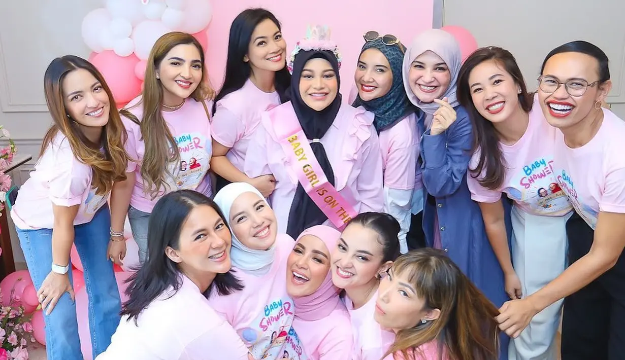 Hadir dalam acara tersebut diantaranya, ada Nia Ramadhani, Ashanty, Titi Kamal, Aurel Hermansyah, Zaskia Sungkar, Shireen Sungkar, Paula Verhoeven, Tya Ariestya, Ririn Ekawati dan Ayu Dewi. [Instagram/titi_kamall]