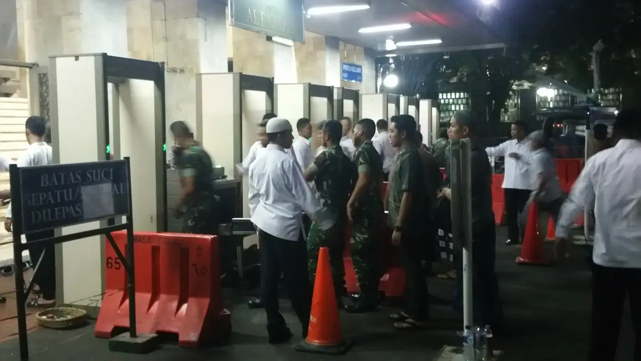 Pengamanan ketat diberlakukan jelang pelaksanaan Salat Tarawih pertama di Masjid Istiqlal. (Liputan6.com/Nanda Perdana Putra)