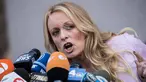 Aktris film dewasa, Stormy Daniels memberi keterangan kepada wartawan saat ia keluar dari Pengadilan Distrik Selatan New York (16/4). Stormy Daniels sebelumnya terlibat skandal perselingkuhan dengan Donald Trump. (Drew Angerer/Getty Images/AFP)