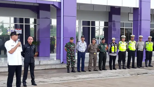 Bupati Tangerang Ahmed Zaki Iskandar saat memberikan pengarahan untuk pemberlakuan Perbup soal pembatasan jam operasional lalu lintas truk bertonase besar, di Kabupaten Tangerang.