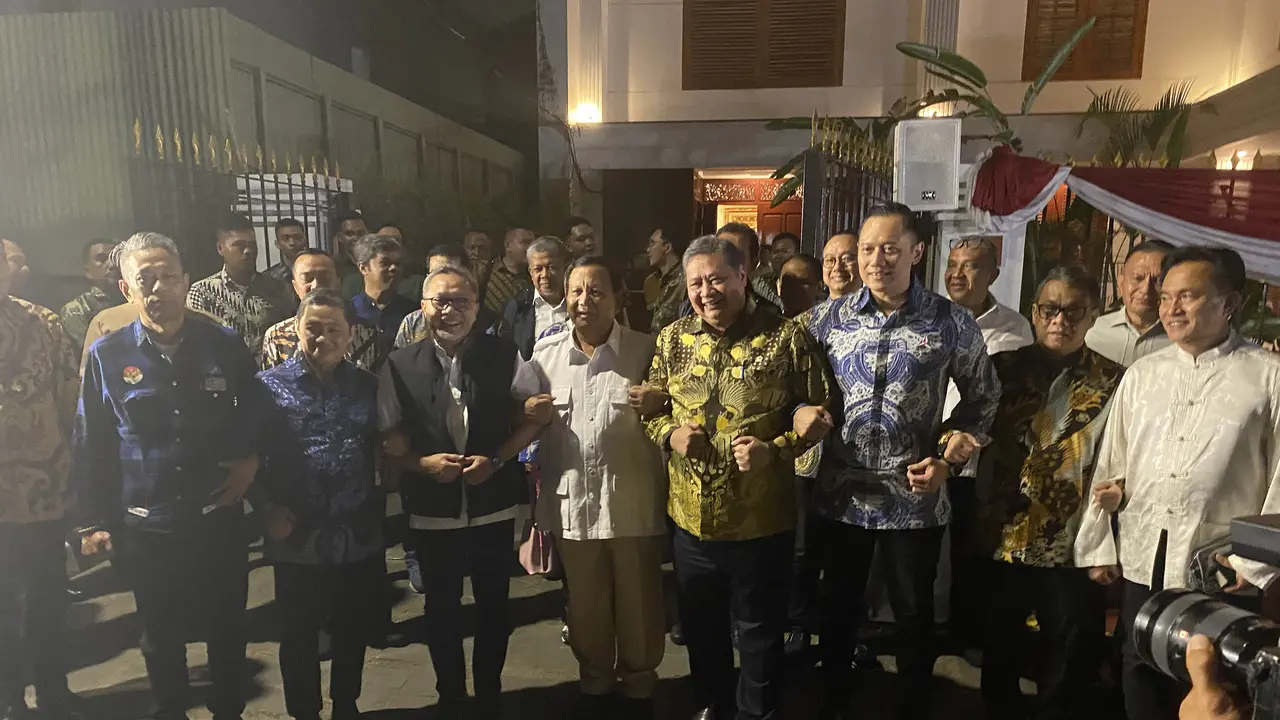 Pertemuan ketua umum partai politik yang tergabung dalam Koalisi Indonesia Maju (KIM) di kediaman Prabowo Subianto di Jalan Kertanegara, Kebayoran Baru, Jakarta Selatan pada Jumat malam (13/10/2023). (Liputan6.com/Ady Anugrahadi)