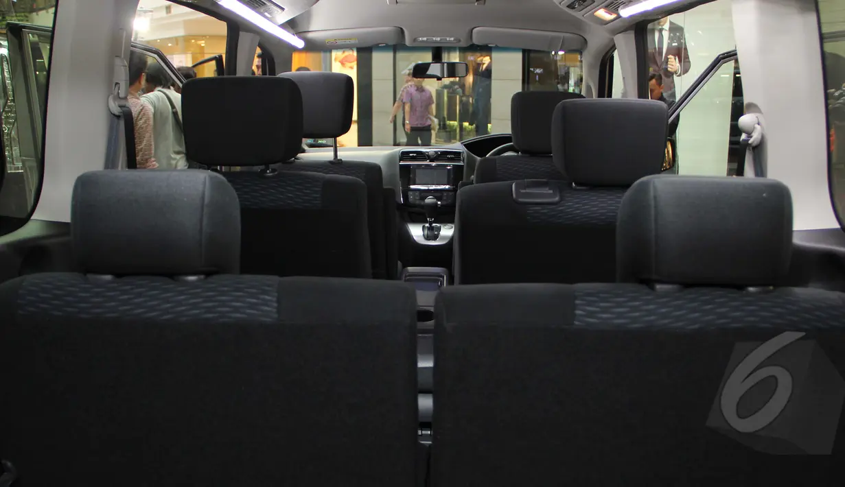 Penampakan dalam New Nissan Serena 2015 dilihat dari belakang, Jakarta, Jumat (13/3/2015). Foto diambil saat peluncuran di kawasan Pondok Indah. (Liputan6.com/Helmi Afandi)