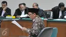 Fuad Amin Imron membacakan pledoinya saat sidang pembacaan nota pembelaan (pledoi) di Pengadilan Tipikor, Jakarta, Kamis (8/10/2015). Dalam pledoinya Fuad Amin meminta hakim mengadili seadil adilnya. (Liputan6.com/Andrian M Tunay)