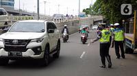 Polisi saat melakukan Operasi Zebra Jaya 2021 di kawasan Jalan Gatot Subroto, Jakarta, Selasa (16/11/2021). Operasi Zebra Jaya 2021 digelar untuk meningkatkan kedisiplinan masyarakat dalam berlalu lintas. (Liputan6.com/Faizal Fanani)