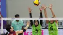 Pemain Timnas voli putri Hong Kong, Yu Ying Chi (kiri) melepaskan spike yang berusaha diblok dua pemain Indonesia, Geofanny Eka (kanan) dan Bela Sabrina pada laga perebutan tempat ketujuh AVC Challenge Cup 2024 di Rizal Memorial Coliseum, Manila, Filipina, Rabu (29/5/2024). Hong Kong kalah 0-3 (15-25, 19-25, 20-25). (Asian Volleyball Confederation)