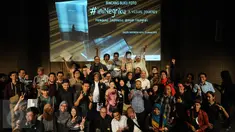 Para pewarta foto yang tergabung dalam 1000 kata berfoto bersama usai bincang buku foto #iniNegriku di Galeri Indonesia Kaya, Jakarta, Rabu (13/1/2016). Melalui buku foto tersebut kita diajak lebih memaknai Indonesia. (Liputan6.com/Helmi Fithriansyah)