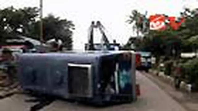 Bus Terguling, Jalur Pantura Kendal Macet