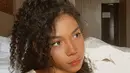 Melakukan selfie saat golden hour membuat hasil jepretannya begitu memukau. Memakai makeup yang natural, pemilik nama lengkap Zsa Zsa Danissa Suci Utari ini tampak lebih segar. Ia juga menyempurnakan penampilannya dengan menggunakan lipstik nude dengan hasil glossy. (Liputan6.com/IG/@zsazsautari)