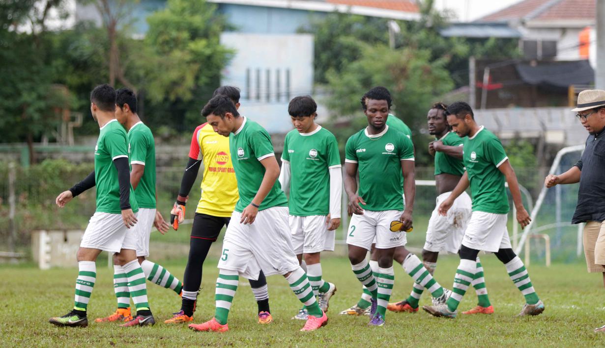 Para Pemain MSG (Muli Sport Grup), tengah bersiap melakukan laga uji coba melawan Diklat Ragunan di Stadion Bea & Cukai Rawamangun, Jakarta, Rabu (2/3/2016). (Bola.com/Nicklas Hanoatubun)