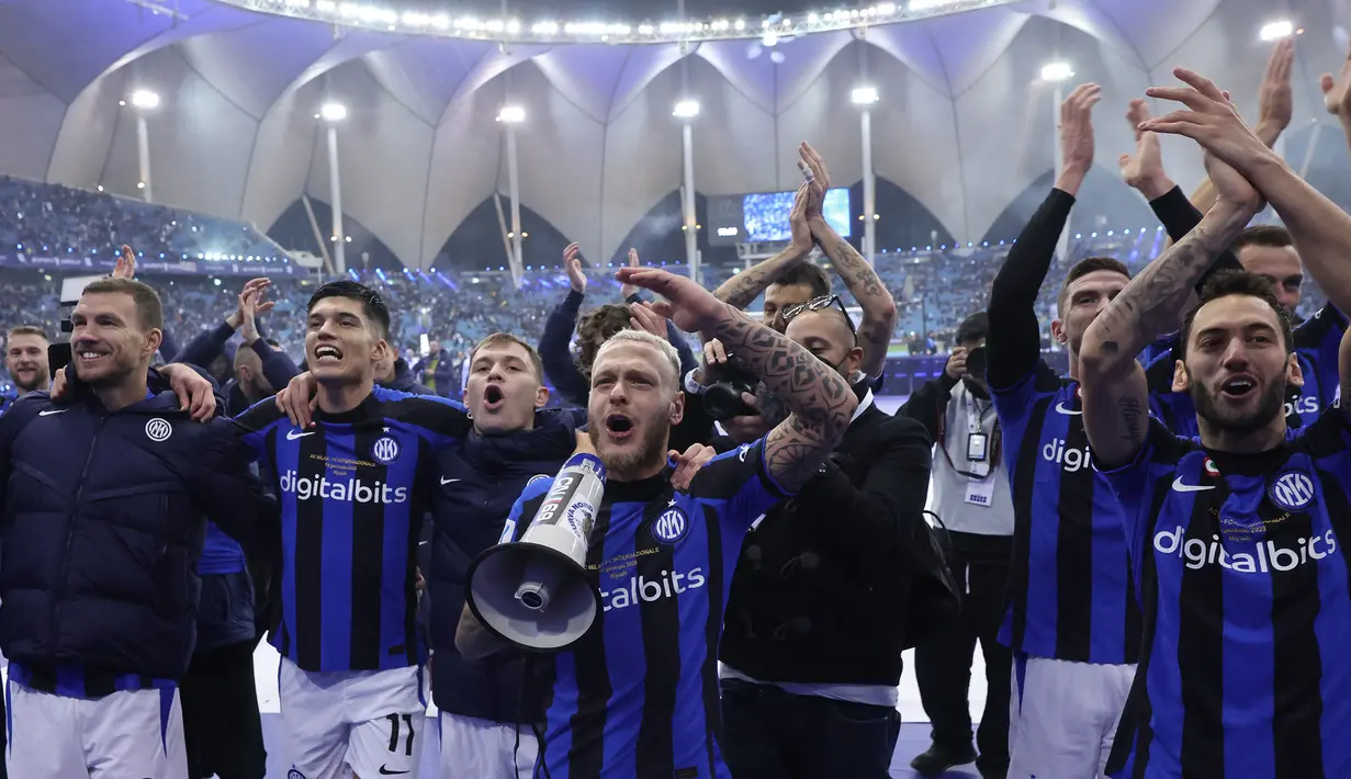 <p>Pemain Inter Milan merayakan kemenangan setelah berhasil mengalahkan AC Milan pada laga Piala Super Italia 2022/2023 yang berlangsung di Stadion Internasional King Fahd, Riyadh, Arab Saudi, pada Kamis (19/1/2023) dini hari WIB. Tiga gol Nerazzurri dicetak oleh Federico Dimarco (10'), Edin Dzeko (21&rsquo;), dan Lautaro Martinez (78&rsquo;). (AFP/Giuseppe Cacace)</p>