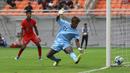 <p>Kiper Timnas Kaledonia Baru U-17, Nicolas Kutran kebobolan gol ketiga melalui tendangan pemain Timnas Inggris U-17, Tyler Dibling pada laga pertama Grup C Piala Dunia U-17 2023 di Jakarta International Stadium (JIS), Jakarta, Sabtu (11/11/2023). (Bola.com/Ikhwan Yanuar)</p>