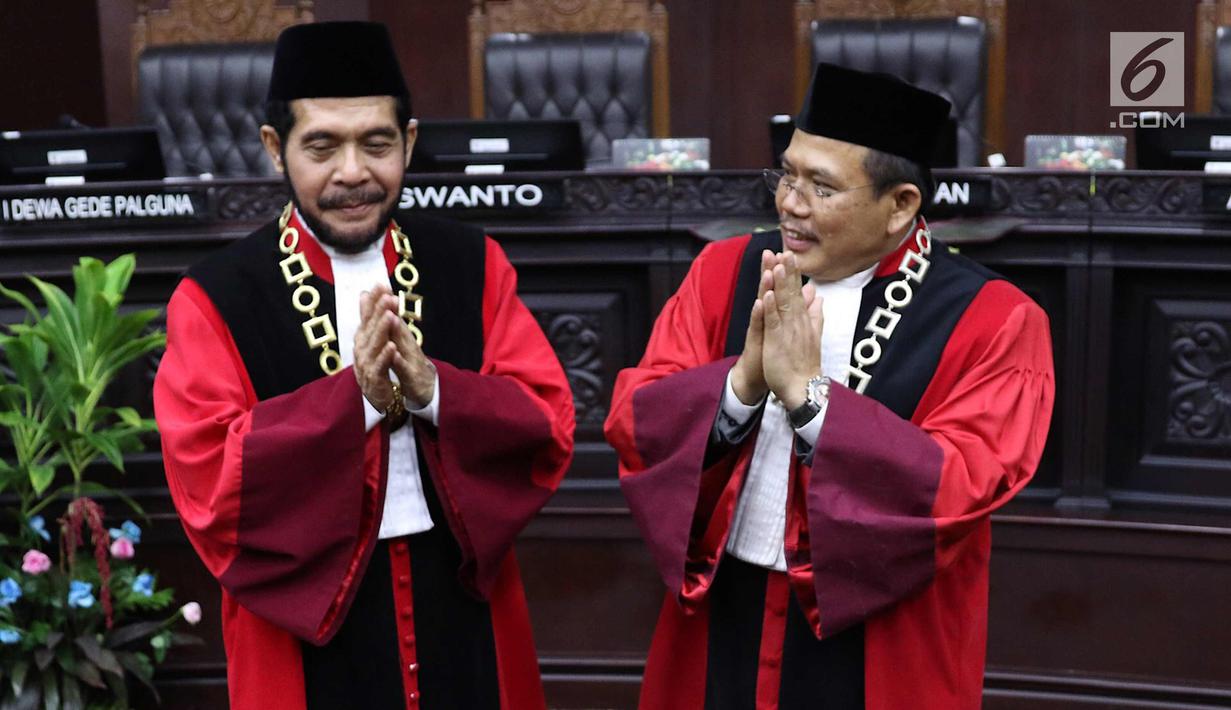 Ketua Mahkamah Konstitusi (MK) terpilih Anwar Usman (kiri) dan Wakil Ketua terpilih Aswanto usai acara pengucapan sumpah jabatan Ketua dan Wakil Ketua MK di gedung MK, Jakarta, Senin (2/4). (Liputan6.com/Immanuel Antonius)
