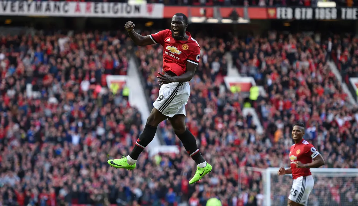 Penyerang Manchester United, Romelu Lukaku berselebrasi setelah mencetak gol ke gawang Everton pada laga pekan kelima Liga Inggris 2017/2018 di Stadion Old Trafford, Minggu (17/9). Setan Merah meraih kemenangan dengan skor nyaman 4-0. (Oli SCARFF / AFP)