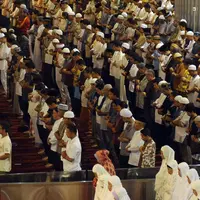 Imam memimpin pelaksanaan shalat tarawih pertama Ramadan 1437 H di masjid Istiqlal, Jakarta, Minggu (5/6/2016). Berdasar, hasil sidang isbat ditetapkan 1 Ramadan jatuh pada Senin (6/6/2016). (Liputan6.com/Helmi Fithriansyah)