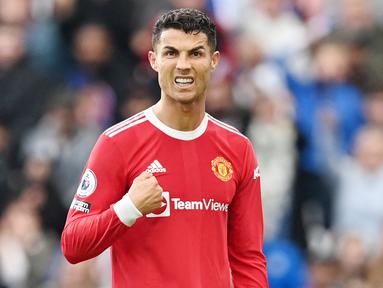 Megabintang asal Portugal ini masih masuk dalam jajaran pemain dengan gaji fantastis di dunia. Meski usianya sudah berkepala tiga namun Cristiano Ronaldo masih mendapatkan upah 385.000 pounds sekitar Rp6,8 miliar per minggu di Manchester United. (AFP/Paul Ellis)
