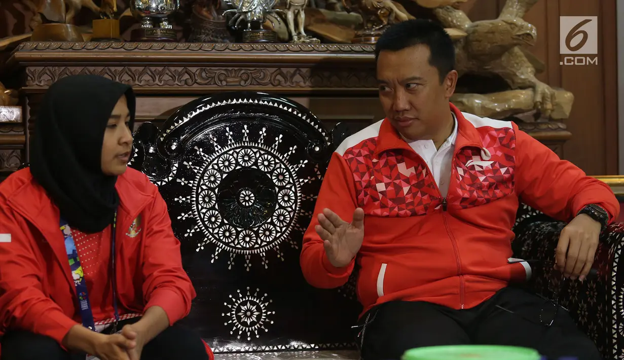 Menteri Pemuda dan Olahraga, Imam Nahrawi berbincang dengan Atlet blind judo, Miftahul Jannah di rumah dinas Menpora, Jakarta, Selasa (9/10). Selain makan siang, Menpora sempat menguji kemampuan Miftahul Jannah bermain catur. (Merdeka.com/Imam Buhori)
