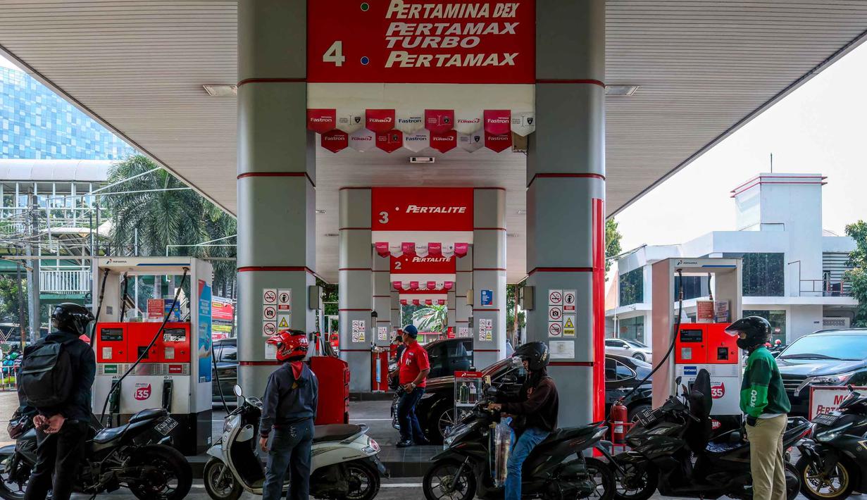 Pertamina juga melakukan berbagai upaya strategis dan optimalisasi distribusi untuk memastikan ketersediaan energi tetap terjaga bagi masyarakat. Tampak dalam foto, para pengendara sepeda motor mengantre untuk mengisi bahan bakar sepeda motor mereka di sebuah Stasiun Pengisian Bahan Bakar Umum (SPBU), Jakarta pada Rabu 1 April 2026. (BAY ISMOYO/AFP)