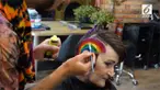 Sebagian warga mewarnai rambut dengan warna pelangi.
