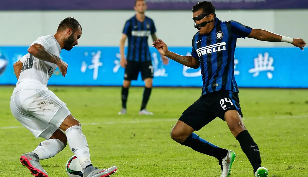 Penyerang Real Madrid, Jese Rodriguez (kiri) berusaha melewati Pemain Inter Milan, Jeison Murillo di Stadion Tianhe, Cina, Senin, (27/7/2015). Ini merupakan pertandingan yang merebutkan piala  Champions Internasional. (REUTERS/Tyrone Siu)