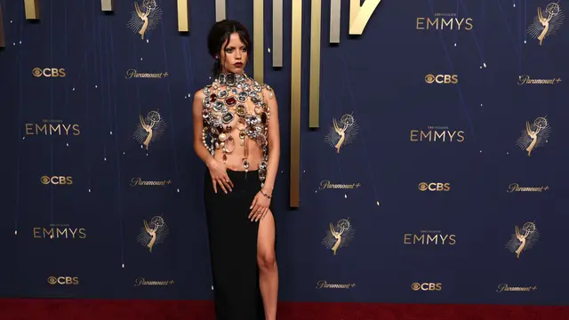 Jenna Ortega Nekat Membalut Dada dengan Permata Warna-warni di Karpet Merah Emmy Awards 2025