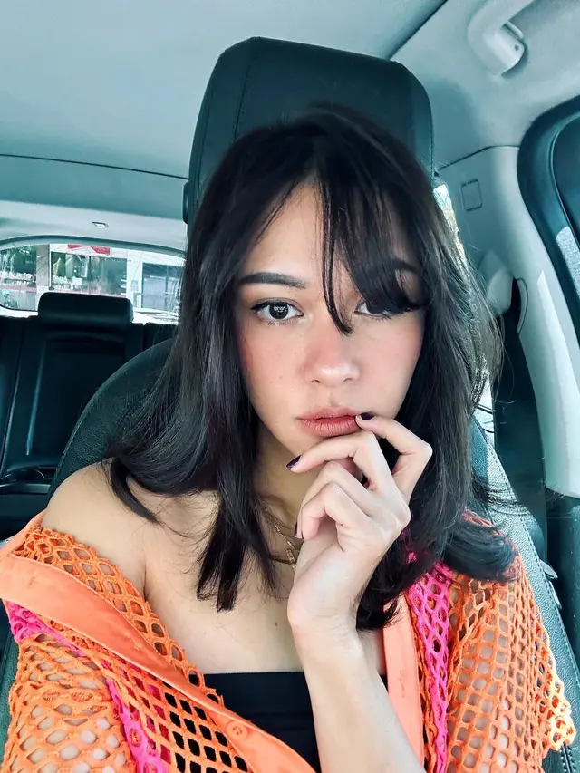 Nana Mirdad Rambut Poni