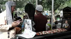 Tradisi Ziarah kubur yang dilakukan saat hari raya Idul Fitri membuat ramai tempat persinggahan terakhir di TPU Karet Tengsin Tanah Abang, Jakarta Pusat.