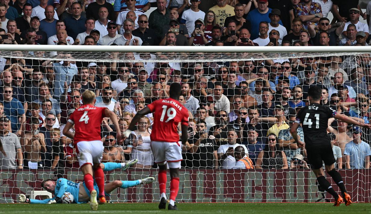 Di laga sebelumnya melawan West Ham United, Dean Henderson yang merupakan pemain pinjaman dari Manchester United tersebut juga sukses menepis tendangan penalti yang dieksekusi oleh Declan Rice. (AFP/Paul Ellis)