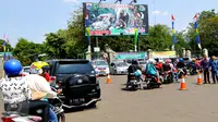 Antrian sepeda motor yang hendak ingin memasuki lokasi wisata Kebun Binatang Ragunan, Jakarta Selatan, Sabtu (18/7/2015). Tingginya antusias warga yang datang membuat lahan parkir di Ragunan penuh. (Liputan6.com/Yoppy Renato)