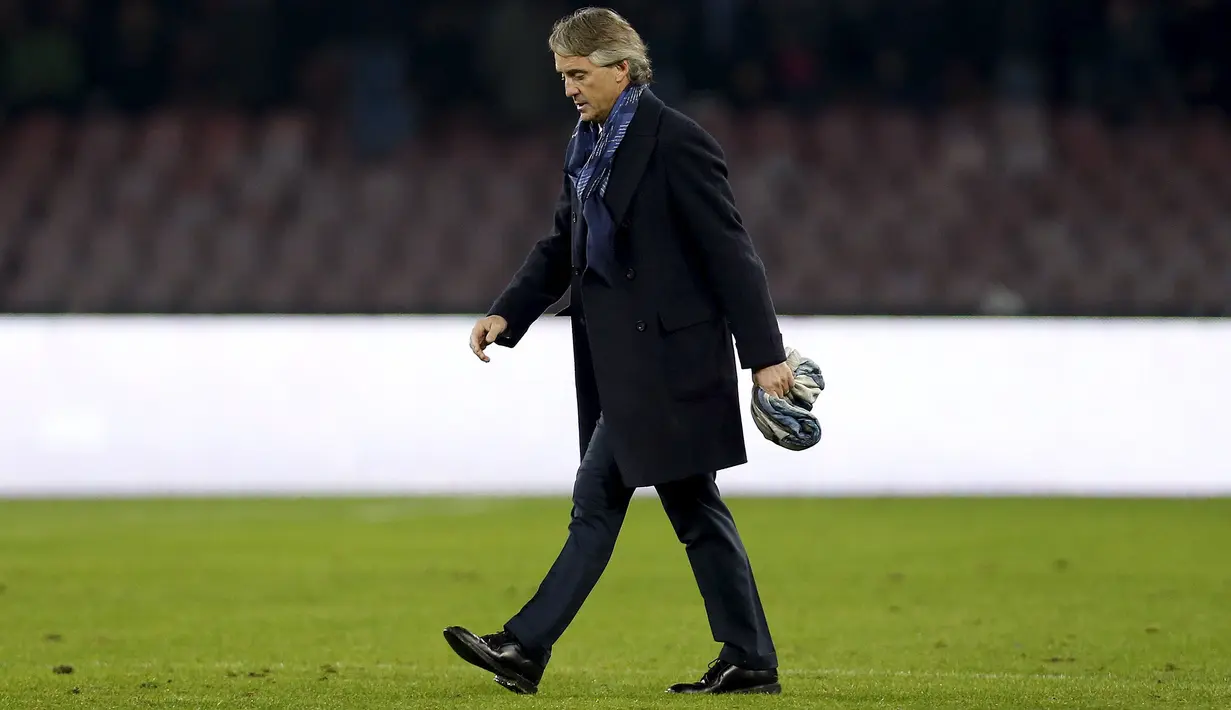 Pelatih  Inter Milan, Roberto Mancini terlihat tertunduk usai timnya kalah dari Napoli 1-2  pada lanjutan liga Italia Serie A di Stadion San Paolo, Naples,Selasa(1/12/2015) dini hari WIB. Napoli menang 2-1. (REUTERS/Ciro De Luca) 