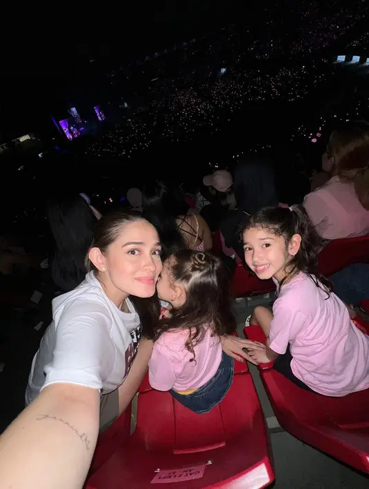 Dalam video yang diunggah di akun instagramnya, kedua putrinya tampak begitu senang. Keduanya menikmati penampilan dari Jennie, Lisa, Rose dan Jisoo Blackpink. Rambut keduanya juga dikuncir seperti idolanya. [Foto; Instagram/yaswildblood]