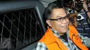 Anggota Komisi III DPRD Banten dari F-PDIP Tri Satya Santosa berada di mobil tahanan usai pemeriksaan di KPK, Jakarta, Rabu (20/1). Tri diperiksa sebagai saksi dugaan suap pembahasan pembentukan Bank Pembangunan Daerah Banten (Liputan6.com/Helmi Afandi)