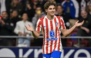 Penyerang Atletico Madrid asal Argentina #19, Julian Alvarez, merayakan gol ketiganya dalam pertandingan Liga Spanyol antara Atletico Madrid dan Rayo Vallecano di Stadion Metropolitano, Madrid, Kamis (25-9-2025). (Javier SORIANO/AFP)