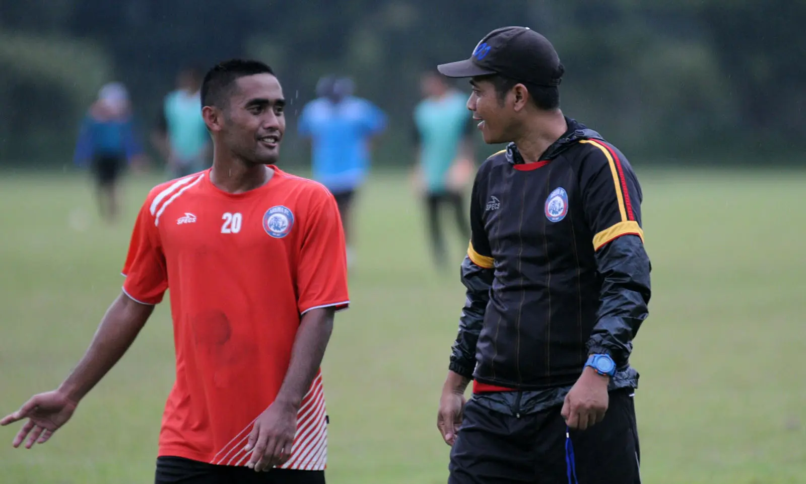 Agil Munawar mendapat instruksi dari pelatih Arema, Joko Susilo. (Bola.com/Iwan Setiawan)