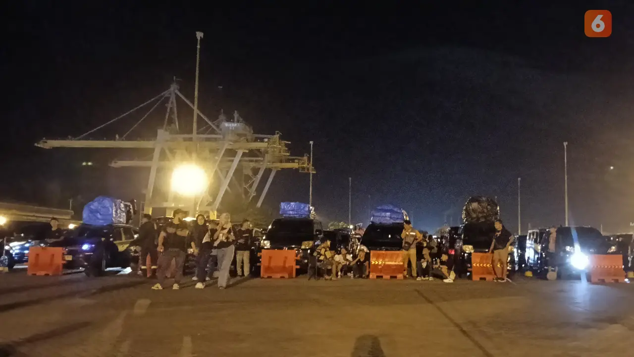 Pemudik Membludak, Pelabuhan Indah Kiat Jadi Lahan Parkir Menuju Merak. (Sabtu, 29/03/2025). (Yandhi Deslatama/Liputan6.com).