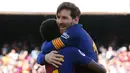 Lionel Messi memeluk Ousmane Dembele usai mencetak gol ke gawang Athletic Bilbao pada pertandingan La Liga Spanyol di stadion Camp Nou, (18/3). (AFP Photo / Pau Barrena)